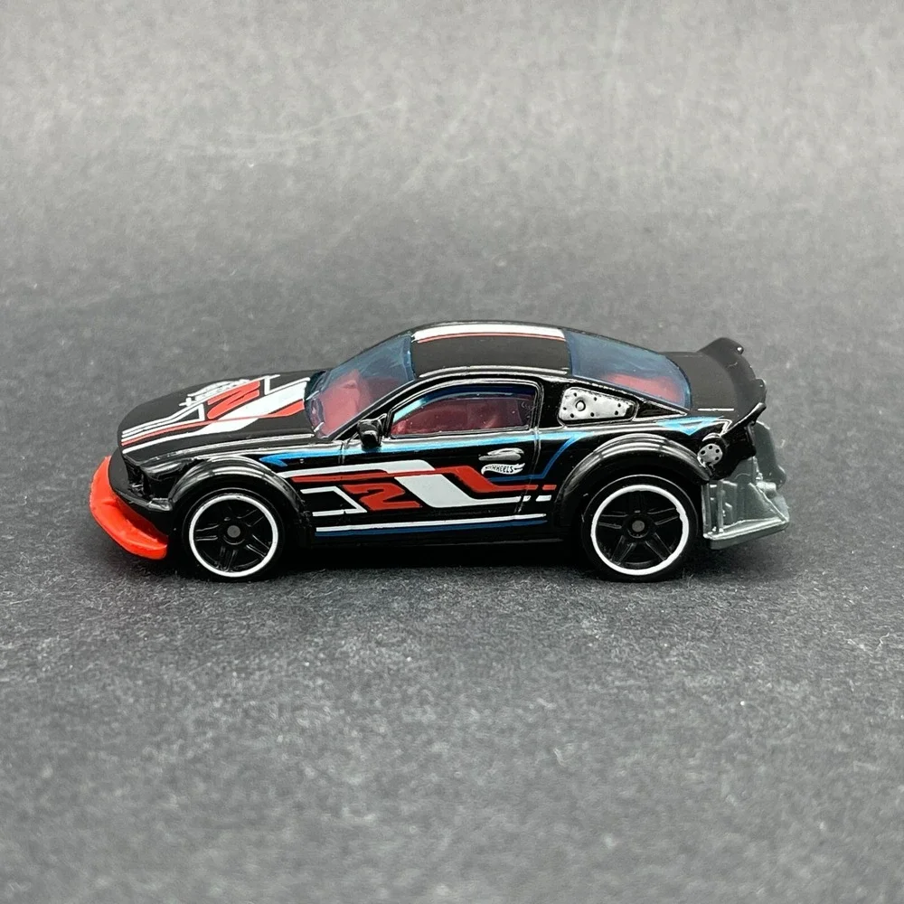Hot Wheels HW 2005 '05 Ford Mustang Black Diecast 1/64 Scale Special Track Car‎